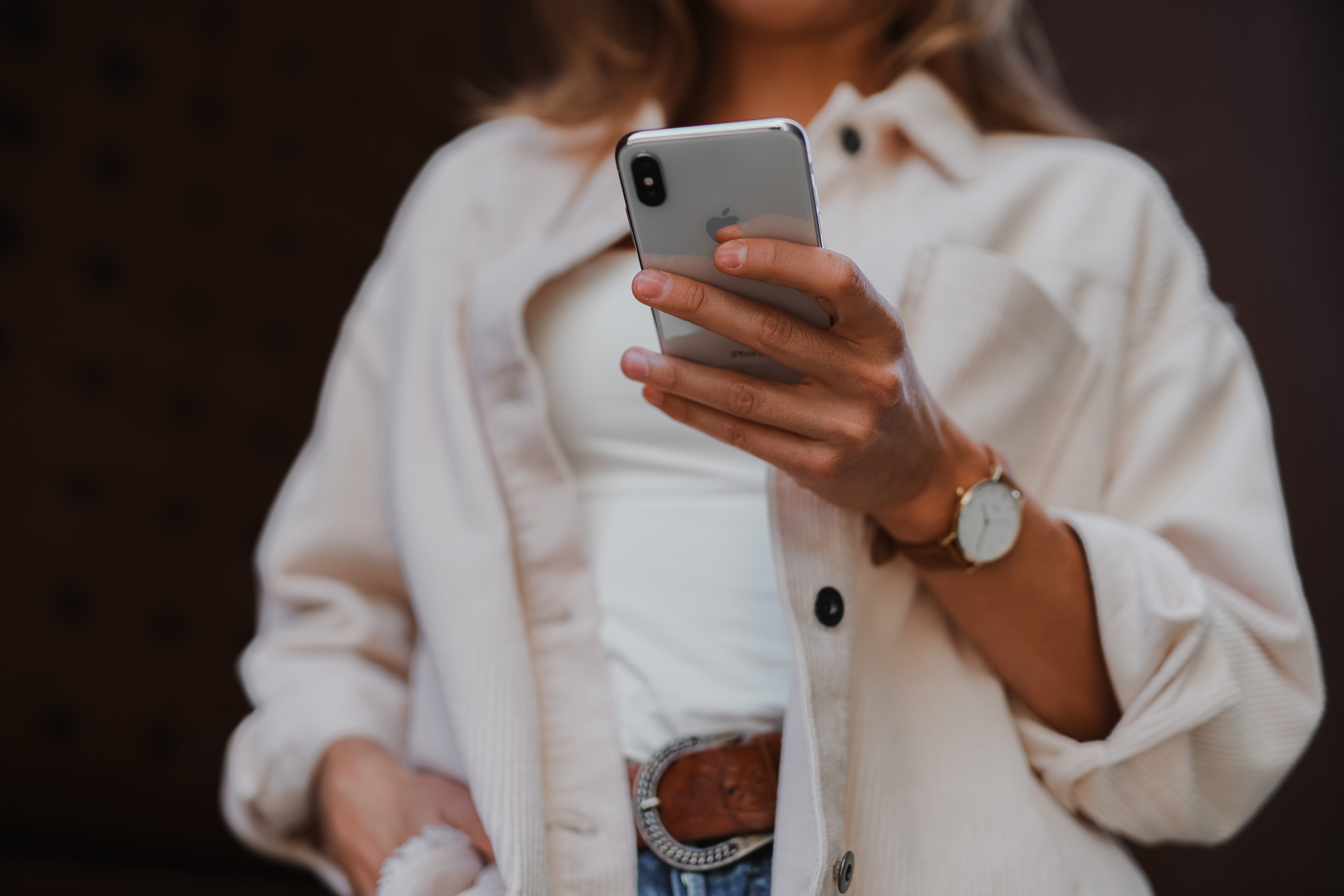 cel mani donna camicia bianca.jpg